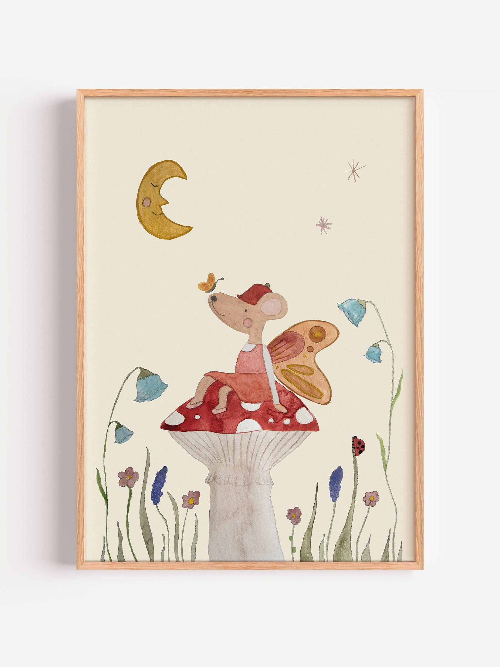 Håndmalet plakat med Flora siddende på en fluesvamp omgivet af blomster og en smilende måne.